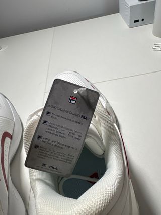 Zapatillas Fila Blancas y Rojas