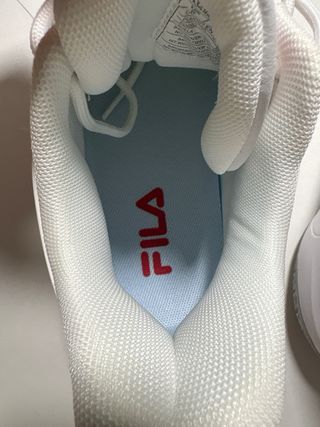 Zapatillas Fila Blancas y Rojas