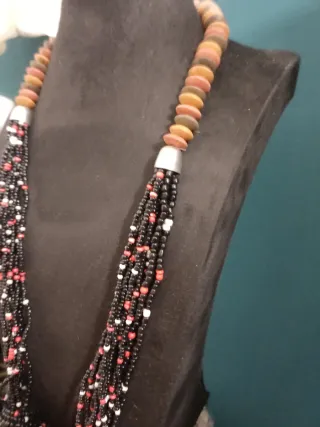 Collana perline nere, rosse e bianche