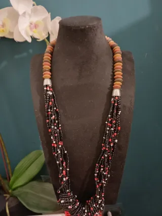Collana perline nere, rosse e bianche