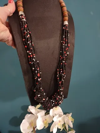Collana perline nere, rosse e bianche
