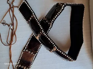 Cintura con tartaruga e perline