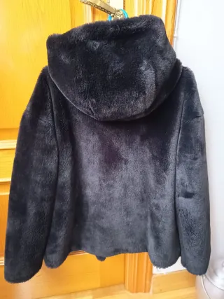 Cazadora Zara pelo negra capucha T.XS