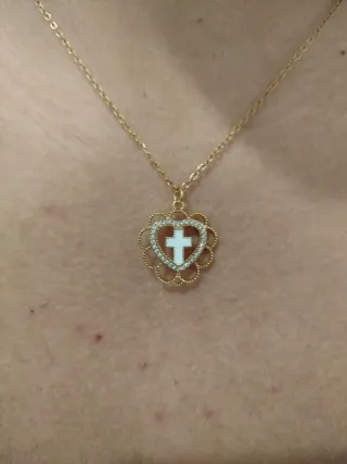 Collar con colgante de cruz de acero inoxidable.