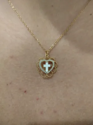 Collar con colgante de cruz de acero inoxidable.