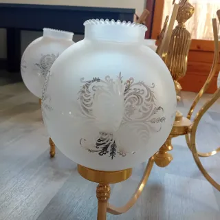 Lámpara de araña vintage dorada y blanca