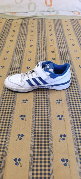 Zapatillas Adidas Forum Low Blancas y Azules