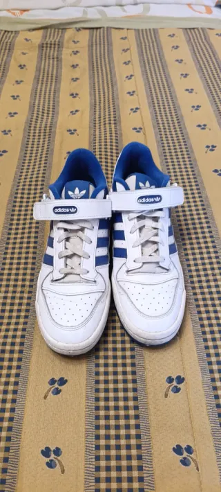 Zapatillas Adidas Forum Low Blancas y Azules