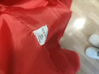 Abrigo rojo con capucha de pelo