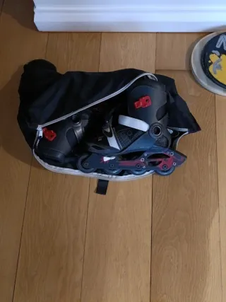 Patines en línea negros y rojos