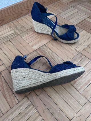 Cuñas azules con lazo y esparto