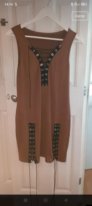 Vestido marrón con cordones