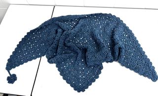 Chal azul tejido a crochet