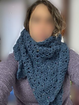 Chal azul tejido a crochet