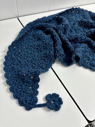 Chal azul tejido a crochet