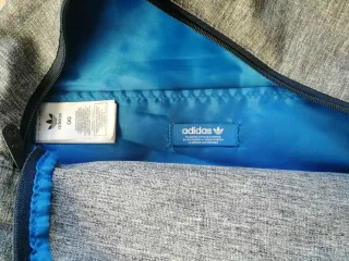 Mochila Adidas jaspeada gris y azul