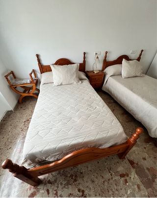 2 Camas de Madera Completas Nuevas y mesilla