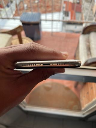 iPhone XS Max con schermo e cristallo posteriore rotti