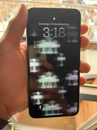 iPhone XS Max con schermo e cristallo posteriore rotti