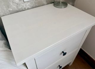 Cómoda blanca con 6 cajones y 2 mesitas de noche