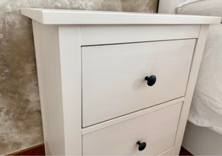 Cómoda blanca con 6 cajones y 2 mesitas de noche