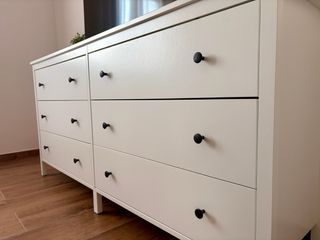 Cómoda blanca con 6 cajones y 2 mesitas de noche