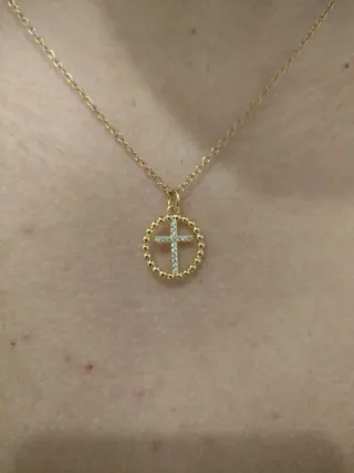 Collar con colgante de cruz de acero inoxidable.