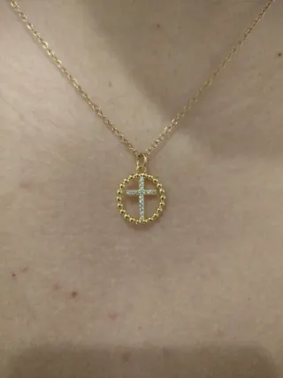 Collar con colgante de cruz de acero inoxidable.
