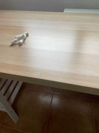 Escritorio de madera con caballetes blancas