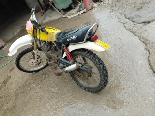 Puhs moto antigua con papeles