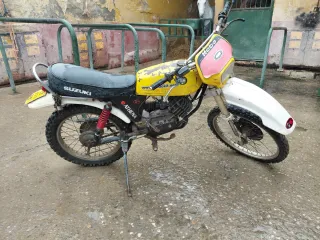 Puhs moto antigua con papeles