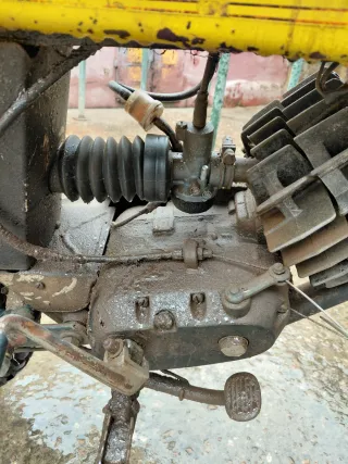 Puhs moto antigua con papeles