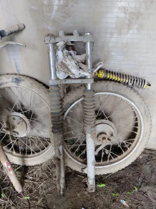 Puhs moto antigua con papeles