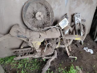 Puhs moto antigua con papeles