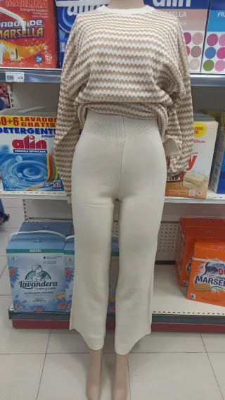 Conjunto de punto mujer beige y blanco