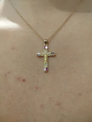 Collar con colgante de cruz de acero inoxidable.