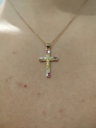 Collar con colgante de cruz de acero inoxidable.