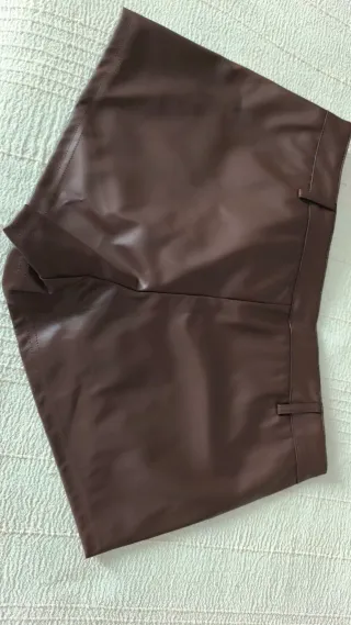 Shorts in similpelle marrone