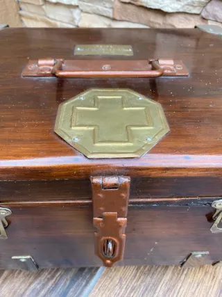 BOTIQUÍN ANTIGUO DE RENFE DE MADERA Y LATON