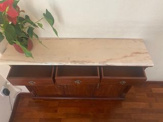 Aparador madera y mármol (maceta no incluida)