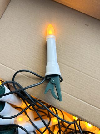 luces de Navidad árbol. velas luz cálida.