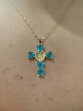 Collar con colgante de cruz de acero inoxidable.