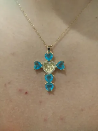 Collar con colgante de cruz de acero inoxidable.