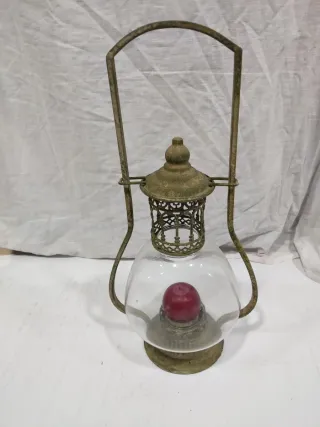 Candeliere di vetro e metallo con candela rossa