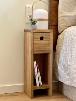 Mesita de noche rústica de madera hecha a mano