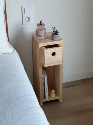 Mesita de noche rústica de madera hecha a mano