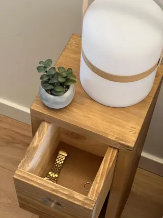 Mesita de noche rústica de madera hecha a mano