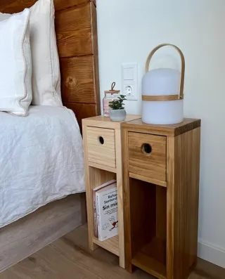 Mesita de noche rústica de madera hecha a mano