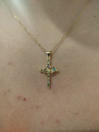 Collar con colgante de cruz de acero inoxidable.