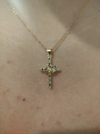 Collar con colgante de cruz de acero inoxidable.